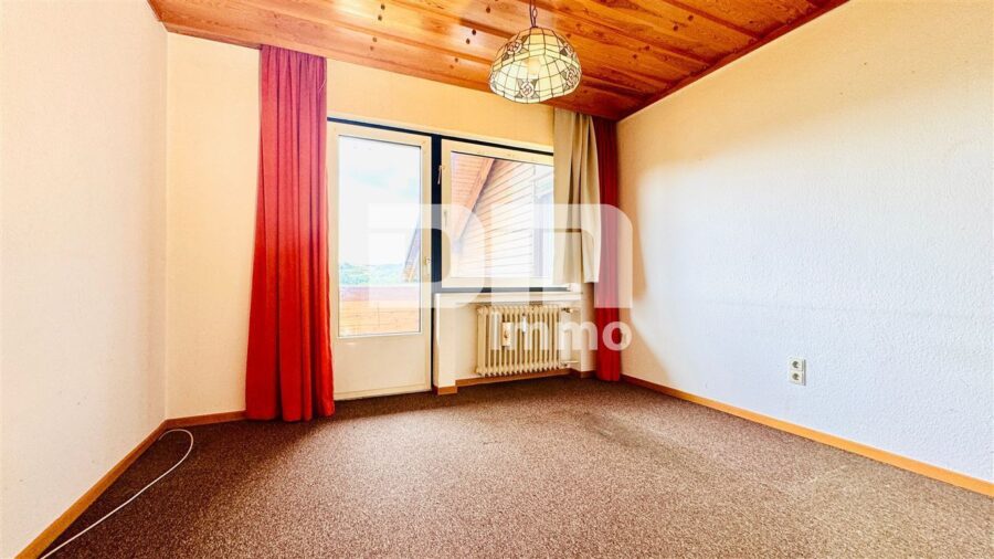Hochwertiges 1-2 Familienhaus mit großem Garten in erhobener Ortsrandlage mit Panoramablick - EG Gästezimmer / Büro / Zugang Balkon 1